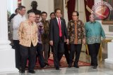 Presiden Joko Widodo (ketiga kanan) berjalan bersama Ketua Umum PWI Pusat yang juga Penanggung Jawab Hari Pers Nasional (HPN) 2016 Margiono (kanan) dan sejumlah panitia HPN 2016 usai melakukan pertemuan di Istana Merdeka, Jakarta, Rabu (20/1). Presiden Joko Widodo direncanakan menghadiri acara peringatan HPN 2016 yang akan berpusat di Kota Mataram, NTB pada tanggal 9 Februari. (ANTARA FOTO/Widodo S. Jusuf)