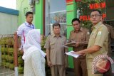 Kepala Dinas Perindustrian dan Perdagangan Aceh, Arifin Ahmad (kanan) bersama aparat keamanan  berbicara dengan pemilik pangkalan elpiji subsidi 3kg  saat sidak di Desa Batoh, Banda Aceh, Rabu (21/1). Sidak dilakukan terkait keluhan warga atas kelangkaan elpiji tersebut, menemukan stok elpiji subsidi  3kg dalam jumlah banyak di tingkat pengecer yang  dijual seharga Rp30.000 hingga Rp32.000 pertabung, sementara di pangkalan pertamina persediaan elpiji kosong. ACEH.ANTARANEWS.COM/Ampelsa/16
