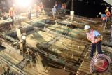 Sejumlah pekerja melakukan proses penyambungan bentang tengah Jembatan Merah Putih, Ambon, Maluku, Selasa (19/1) dinihari. Jembatan sepanjang 1,06 km tersebut yang dibangun sejak Juli 2011 menghubungkan Kecamatan Sirimau pada sisi utara dan Kecamatan Teluk Ambon pada sisi selatan. ANTARAFOTO/Izaac Mulyawan/aww/16.
