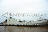 KRI Teluk Gilimanuk 531, satu dari tiga kapal perang TNI AL yang akan mengevakuasi warga eks Gafatar bersandar di dermaga Mako Pangkalan Utama TNI AL (Lantamal) XII Pontianak, Kalbar, Kamis (21/1). TNI AL mengerahkan tiga kapal perang yaitu KRI Teluk Gilimanuk 531, KRI Teluk Bone 511, KRI Teluk Banten 516 untuk membawa pulang sekitar 1.525 warga eks Gerakan Fajar Nusantara (Gafatar) ke daerah masing-masing. ANTARA FOTO/Jessica Helena Wuysang/16