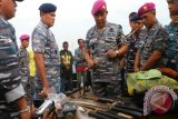 Danlantamal I Belawan Laksamana Pertama TNI Yudo Margono (kiri) bersama jajarannya memperlihatkan barang bukti senjata tajam dan para tersangka penyerangan saat diamankan di Makolantamal I Belawan Medan, Sumatera Utara, Sabtu (23/1). Lantamal I Belawan mengamankan sebuah kapal pengangkut pakaian bekas bersama lima ABK pasca penyerangan kapal patroli jenis KAL Boa oleh sekelompok preman di perairan Tanjung Balai Asahan saat berusaha menggagalkan penyelundupan pakaian bekas yang mengakibatkan satu orang tewas. ANTARA SUMUT/Septianda Perdana/16