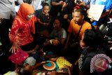 Menteri Sosial Khofifah Indar Parawansa saat meninjau kondisi eks-anggota Gafatar di penampungan Bekangdam XII/TPR di Jalan Adi Sucipto, Kabupaten Kubu Raya, Jumat (22/1). (Foto : Jessica H Wuysang)