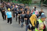 Sejumlah penyandang tunanetra mengikuti gelaran Parade Tongkat Putih dalam rangka HUT Ke-50 Persatuan Tuna Netra Indonesia (Pertuni) di Surabaya, Jawa Timur, Sabtu (23/1). Kegiatan tersebut bertujuan untuk menggugah kepedulian pemerintah dan masyarakat untuk lebih memperhatikan kebutuhan kalangan tunanetra. ANTARA FOTO/Didik Suhartono/wdy/16