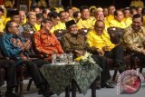 Ketua Umum DPP Partai Golkar Aburizal Bakrie (kedua kanan), Presiden ke-3 RI yang juga sesepuh Partai Golkar B.J. Habibie (tengah), Ketua MPR yang juga Ketua Umum DPP PAN Zulkifli Hasan (kiri), Menko Polhukam Luhut Panjaitan (kanan) dan Menkumham Yasonna Laoly (kedua kiri) melemparkan tawa ketika menghadiri acara Pembukaan Rapimnas Partai Golkar Tahun 2016 di JCC, Jakarta, Sabtu (23/1). Rapimnas yang akan berlangsung hingga Senin (25/1) tersebut akan membahas sejumlah agenda konsolidasi seluruh kader Partai Golkar sebagai langkah penyelamatan partai. ANTARA FOTO/Widodo S. Jusuf/wdy/16.