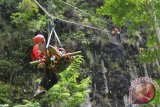 Sejumlah pegiat panjat tebing dan SAR menolong korban bencana saat latihan dan simulasi vertical rescue (penyelamatan di tebing vertical) di tebing Watu Ondho Geni Langit, lereng Gunung Lawu, Magetan, Jawa Timur, Sabtu (23/1). Kegiatan yang digelar Badan Penanggulangan Bencana Daerah (BPBD), Federasi Panjat Tebing Indonesia (FPTI) dan tim SAR selama empat hari tersebut selain untuk meningkatkan kemampuan juga untuk ansipasi bila sewaktu-waktu terjadi bencana alam di medan sulit. Antara Jatim/Foto/Siswowidodo/16