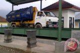 Soeorang pengendara truk mengemudikan truknya di atas jembatan timbang di lokasi Tempat Pembuangan Akhir (TPA) Klotok, Kelurahan Pojok, Kecamatan Mojoroto, Kota Kediri, Jawa Timur, Senin (25/1). Jembatan timbang itu untuk mengetahui volume sampah yang dihasilkan atuapun keluar dari TPA. Antara Jatim/Foto/Asmaul Chusna/16 
