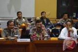 Kapolri Jenderal Pol Badrodin Haiti (kiri) bersama Wakapolri Komjen Pol Budi Gunawan (tengah) dan Kabareskrim Komjen Pol Anang Iskandar (kanan) mengikuti rapat kerja dengan Komisi III DPR di Kompleks Parlemen, Jakarta, Senin (25/1). Rapat tersebut membahas evaluasi kinerja Polri serta isu-isu terkini seperti terorisme, dan Gafatar. ANTARA FOTO/Hafidz Mubarak A/wdy/16