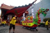 Sejumlah warga keturunan Tionghoa mengibarkan bendera jelang pembakaran replika kapal naga saat tradisi Poo Un di Kelenteng Budi Luhur Sakti, Tanah Mas, Semarang, Minggu (24/1). Ritual tersebut menjadi tradisi masyarakat keturunan Tionghoa setempat menjelang Tahun Baru Imlek yang bertujuan untuk membuang sial. ANTARA FOTO/Aditya Pradana Putra/aww/16.