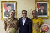 Dirut LKBN Antara Meidyatama Suryodiningrat (tengah) berfoto bersama dua anggota Dewan Pengawas (Dewas) LKBN Antara yang baru dilantik Bonny Hargens (kiri) dan Deddy Hermawan (kanan) di Kementerian BUMN, Jakarta, Selasa (26/1). Kementerian BUMN mengangkat pengamat politik Bonny Hargens serta Staf Khusus Menteri Kominfo Rudiantara, Deddy Hermawan sebagai anggota Dewas menggantikan Mustafa Hadi Djuraid. ANTARA FOTO/Sigid Kurniawan/wdy/16.