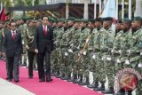 Presiden Joko Widodo (kedua kiri) dan Presiden Timor Leste Taur Matan Ruak (kiri) memeriksa pasukan kehormatan ketika Upacara Penyambutan Kenegaraan di Palacio Presenditial di DIli, Timor Leste, Selasa (26/1). Presiden Joko Widodo melakukan kunjungan kenegaraan pertama kalinya ke Timor Leste untuk memperkokoh hubungan masa depan kedua negara serta menegaskan kesiapan Indonesia untuk menjadi mitra utama pembangunan Timor Leste. ANTARA FOTO/Widodo S. Jusuf/wdy/16.