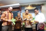 Staf Ahli Menteri Bid. Ekonomi dan SDA Kementerian Lingkungan Hidup Agus Jusnianto (kanan) berbincang bersama Ketua Komite II DPD RI Parlindungan Purba (kedua kanan), USAID Environmental Office Director Jhon Hansen (kiri) dan Vice President Conservation International Indonesia Ketut Putra (kedua kiri) pada pembukaan Pembelajaran dari Program Kemitraan Bentang Alam Berkelanjutan (Sustainable Landscape Partnership-SLP) di Jakarta, Rabu (27/1). Program tersebut merupakan upaya pelestarian alam dengan model pendekatan bentang alam .ANTARA FOTO/Muhammad Adimaja/wdy/16