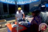 Risdianto salah seorang penerima bantuan CSR PT Timah (Persero) Tbk sedang melayani pembeli ikan di Pasar Tradisional Toboali, Kabupaten Bangka Selatan, Rabu (27/1)