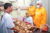 Gubernur Aceh, Zaini Abdullah (kanan) berbincang dengan dokter saat menjenguk jenazah bocah penderita kanker myeloma, Jekki Basri (4 thn) di Rumah Sakit Umum Zainal Abidin, Banda Aceh, Kamis (28/1). Bocah penderita kanker yang dirujuk ke Rumah Sakit Zainal Abidin tanggal 9 Desember 2016 itu, meninggal  sebelum menjalani operasi pada Kamis (28/1). ACEH.ANTARANEWS.COM/Heri Juanda/Apls/16