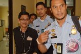 Warga Myanmar, Khin Maung Than (kiri) meninggalkan Kantor Imigrasi Madiun saat dideportasi di Madiun, Jawa Timur, Kamis (28/1). Kantor Imigrasi Madiun mendeportasi Khin Maung Than karena melebihi izin tinggal (over stay) di Indonesia selama 44 hari. Antara Jatim/Foto/Siswowidodo/16