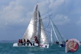 Sejumlah yacht berlomba dalam '1st Nongsa Regatta' yang diselenggarakan oleh Nongsa Point Marina bekerjasama dengan Kementerian Pariwisata di Batam, Kepulauan Riau, Kamis (28/1). Sebanyak sembilan yacht dari beberapa negara seperti USA, Singapura, New Zeland dan Malaysia mengikuti perlombaan tersebut yang rencananya akan dijadikan even tahunan Kementerian Pariwisata. ANTARA FOTO/M N Kanwa/wdy/16.