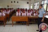 Kasi Pengawasan dan Penindakan Keimigrasian (Wasdakim) Kantor Imigrasi Madiun, Yanto menyampaikan materi saat penyuluhan dengan tema Cerdas Hukum Dalam Era Masyarakat Ekonomi Asean (MEA) di SMK Wonoasri, Kabupaten Madiun, Jawa Timur, Kamis (28/1). Penyuluhan yang digelar serentak oleh Kementerian Hukum dan HAM tersebut untuk menambah wawasan bagi pelajar menghadapi era MEA. Antara Jatim/Siswowidodo/16

