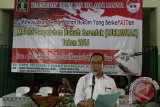 Kepala kantor Imigrasi Klas II Blitar Tato Juliadin Hidayawan memberikan penyuluhan dihadapan siswa di SMKN 1 Blitar, Jawa Timur, Kamis (28/1). Sebanyak 1.475 siswa dari 5 SMK/SMA di Kota dan Kabupaten Blitar mengikuti penyuluhan hukum serentak (LUHKUMTAK) yang merupakan program dari Kementrian Hukum dan HAM RI. Antara Jatim/Irfan Anshori/zk/16