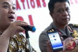 Kepala Divisi Humas Polri Irjen Pol. Anton Charliyan (kanan) dan Pengembang Aplikasi dan Permainan Adjie Pratama (kiri) memberikan keterangan pers di Mabes Polri, Jakarta, Rabu (27/1). Polri meluncurkan Aplikasi Stop Terorisme yang bisa diunduh di Google Playstore dan Amazon Store secara gratis untuk memudahkan masyarakat yang ingin melaporkan hal-hal yang mencurigakan terkait terorisme. ANTARA FOTO/Widodo S. Jusuf/foc/16.