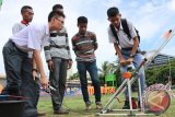 Sejumlah siswa melakukan uji coba roket air di Lapangan Merdeka, Ambon, Maluku, Rabu (27/1/16). Roket air tersebut dibuat dari botol bekas. (ANTARA FOTO/izaac mulyawan)