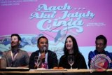 Sutradara Garin Nugroho (Kedua kiri) bersama aktris Pevita Pearce (kedua kanan), aktor Chicco Jerikho (kiri) dan Produser Raam Punjabi (kanan) menceritakan tentang film terbaru Aach Aku Jatuh Cinta saat konfrensi pers penayangan film terbaru Garin Nugroho di Jakarta, Jumat, (29/1). Film Aach Jatuh Cinta merupakan film ke-15 karya sutradara Garin Nugroho tentang kisah drama percintaan yang mendapat kehormatan diputar pertama kali di Busan International Film Festival dan International Film Festival Rotterdam pada 27 Januari-7 Febuari 2016. ANTARA FOTO/Teresia May/wdy/16
