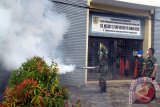 Prajurit Polisi Militer bekerjasama dengan Kesehatan Kodam Iskandar Muda  melakukan pengasapan (Fogging)  di salah satu sekolah Desa Peuniti, Banda Aceh, Jumat (29/1). Fogging itu dilakukan untuk mencegah berkembangnya penyakit malaria sehubungan musim penghujan di daerah tersebut. ACEH.ANTARA NEWS.COM/Ampelsa/16