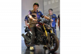 Pembalap MotoGP Valentino Rossi mengacungkan jempol saat meluncurkan sepeda motor jenis sport Yamaha Xabre 150cc di Nusa Dua, Bali, Selasa (26/1). 

Pembalap Italia yang dikenal dengan VR46 tersebut hadir di Bali juga untuk menghadiri National Meeting Main Dealer yang diselenggarakan Yamaha. ANTARA FOTO/Nyoman Budhiana/aww/16.