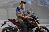 Pembalap MotoGP Valentino Rossi mengacungkan jempol saat meluncurkan sepeda motor jenis sport Yamaha Xabre 150cc di Nusa Dua, Bali, Selasa (26/1). 

Pembalap Italia yang dikenal dengan VR46 tersebut hadir di Bali juga untuk menghadiri National Meeting Main Dealer yang diselenggarakan Yamaha. ANTARA FOTO/Nyoman Budhiana/aww/16