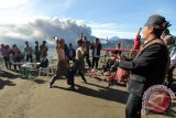 Dua pemuda menyuguhkan Tari Ujung saat gunung Bromo mengeluarkan abu vulkanik di Seruni Point, Dusun Seruni, Desa Ngadisari, Kecamatan Sukapura, Kabupaten Probolinggo, Jawa Timur, Sabtu (30/1). Penampilan kesenian yang merupakan salah satu kesenian khas Suku Tengger tersebut untuk menghibur serta menarik wisatawan mengunjungi kawasan gunung Bromo. Antara Jatim/Didik Suhartono/zk/16