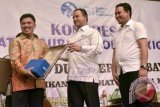 Mendikbud Anies Baswedan (tengah) mengukuhkan Duta Gerakan Bayar Balik yang terdiri dari 23 kepala daerah pada Kongres Ikatan Guru Indonesia (IGI) di Wisma Kalla, Makassar, Sulawesi Selatan, Minggu (31/1). Kongres IGI itu diikuti sebanyak 1.200 guru dari seluruh Indonesia yang mengangkat tema Kemana Arah Kurikulum dan Kesejahteraan Guru . ANTARA FOTO/Dewi Fajriani/wdy/16.