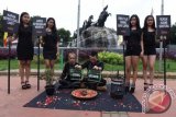 Paranormal dan model yang tergabung dalam Paranormal Indonesia Peduli Golkar (Pendekar) melakukan ruwatan di kawasan bundaran Patung Kuda, Jakarta, Senin (1/2). Mereka mengharapkan Partai Golkar dapat kembali bersatu. ANTARA FOTO/Hafidz Mubarak A./wdy/16