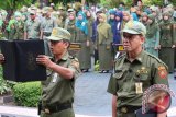 Petugas membacakan teks saat Apel kerja gabungan lingkup Pemerintah Kabupaten Banjar di halaman Kantor Pemerintah Kabupaten Banjar di Martapura, Senin.(Foto Antaranews Kalsel/Fi\'i/f)