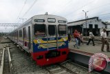 Kereta Api KRL Commuter Line sedang menurunkan dan menaikkan para penumpang dari dan ke stasiun di daerah Jabodetabek di Stasiun kereta api Bogor, Provinsi Jawa Barat. (ANTARA FOTO/M.Tohamaksun/Dok).