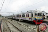 Kereta Api KRL Commuter Line sedang menurunkan dan menaikkan para penumpang dari dan ke stasiun di daerah Jabodetabek di Stasiun kereta api Bogor, Provinsi Jawa Barat. (ANTARA FOTO/M.Tohamaksun/Dok).