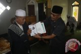 Pendiri dan penanggungjawab Baldatun Center Ade Dasep zaenal Abidin memberikan waqaf Alquran pada salah satu pengurus masjid di Kecamatan Caringin Kabupaten Sukabumi. (Foto Humas Baldatun Center).
