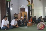 Pendiri dan penanggungjawab Baldatun Center Ade Dasep zaenal Abidin saat sedang melakukan jumaat keliling (jumling) di Kecamatan Caringin Kabupaten Sukabumi. (Foto Humas Baldatun Center).