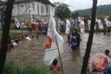 Masyarakat Kecamatan Cibadak Kabupaten Sukabumi ikut berpartisipasi dalam syukuran Baldatun Center dengan mengikuti lomba tangkap ikan. (Foto Humas Baldatun Center).