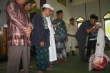 Pendiri dan penanggungjawab Baldatun Center Ade Dasep zaenal Abidin mencium anak yatim piatu seusai memberikan santunan Di Masjid Kecamatan Caringin, Kabupaten Sukabumi. (Foto Humas Baldatun Center).