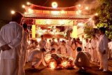 Penganut Tridharma membakar kertas doa pada ritual sembahyang Chou Kun Kong Sang Sin (dewa dapur) di halaman Klenteng Ban Hing Kiong, Manado, Sulawesi Utara, Senin (1/2) malam. Sembahyang Chou Kun Kong Sang Sin yang diselenggarakan setiap tanggal 24 bulan 12 menurut penanggalan imlek, merupakan salah satu prosesi dalam rangkaian menyambut tahun baru Imlek ke 2567 guna mengantarkan dewa menghadap Tuhan Yang Maha Esa untuk melaporkan peristiwa di dunia selama setahun. ANTARA FOTO/Adwit B Pramono/aww/16.