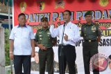 Menteri Pertanian Andi Amran Sulaiman (kedua kanan), bersama Asisten Teritorial Kepala Staf Angkatan Darat (Aster Kasad), Mayor Jenderal TNI Kustanto Widyadmoko (kedua kiri) dan Panglima Komando Daerah Militer (Kodam) V Brawijaya, Mayor Jenderal TNI Sumardi (kanan) saat memberikan sambutan ke sejumlah petani di Desa Rambigundam, Rambipuji, Jember, Jawa Timur, Rabu (3/2). Pemerintah menanggung 80 persen pembayaran premi sedangkan 20 persen ditanggung oleh petani dengan total premi Rp180.000 per ha, untuk lahan pertanian tanaman padi jika gagal panen akibat bencana alam akan mendapatkan ganti rugi  dari asuransi Jasindo sebesar Rp6 juta per ha. Antara Jatim/Seno/zk/16.