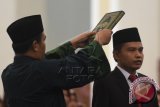 Pejabat baru Sekjen MPR Ma'ruf Cahyono mengucapkan sumpah saat pelantikan di Nusantara IV, Komplek Parlemen Senayan, Jakarta, Rabu (3/2). Ma'ruf Cahyono dilantik menjadi Sekjen MPR menggantikan Eddie Siregar yang pensiun pada 1 Desember 2015. ANTARA FOTO/Puspa Perwitasari/wdy/16