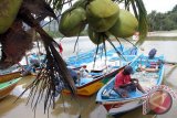 Nelayan beraktivitas memperbaiki jaring di tepi muara Pantai Blado, Trenggalek, Jawa Timur, Kamis (4/2). Cuaca  buruk memaksa para nelayan lokal setempat menghentikan sementara aktivitas melaut untuk menghindari risiko badai dan jumlah tangkapan minim. Antara Jatim/Destyan Sujarwoko/zk/16