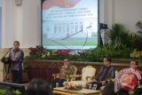 Presiden Joko Widodo didampingi Mensesneg Pratikno (kanan) dan Seskab Pramono Anung (kedua kiri) menyimak laporan yang disampaikan Menkominfo Rudiantara (kiri) pada acara Pertemuan Koordinasi Humas Kementerian/Lembaga dan BUMN di Istana Negara, Jakarta, Kamis (4/2). Pertemuan tersebut digelar untuk membahas peran serta humas dalam meningkatkan percepatan pembangunan di Indonesia. ANTARA FOTO/Widodo S. Jusuf/wdy/16.