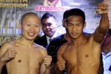 Petinju Indonesia Daud Yordan (kanan) dan Petinju Jepang Yoshitaka Kato (kiri) disaksikan promotor Raja Sapta Oktohari (tengah) berpose seusai timbang badan menjelang pertarungan di Jakarta, Kamis (4/2). Menjelang laga memperebutkan sabuk juara dunia kelas ringan (61,2 kg) World Boxing Organization (WBO) Asia-Pacific dan Africa itu berat badan Daud tercatat 61 kg sedangkan Kato 61,1 kg. ANTARA FOTO/Wahyu Putro A/kye/16