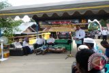 Kepala Dinas Pekerjaan Umum Kabupaten Tabalong, Noor Rifani memberikan penjelasan terkiat realisasi pembangunan infrastruktur di Kecamatan Banua Lawas. Termasuk jembatan Kinabihi Desa Banua Rantau Kecamatan Banua Lawas yang diresmikan oleh Bupati Tabalong, Anang Syakhfiani. Hadir dalam peresmian itu sejumlah pejabat di lingkungan Pemkab Tabalong diantaranya Asiten Bidang Ekonomi dan Pembangunan, Hamida Munawarah Asisten bidang Administrasi, Wartoyo.Foto:Antara/Herlina Lasmianti