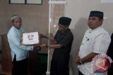 Pendiri dan Penanggung Jawab Organisasi Baldatun Center Sukabumi, Ade Dasep Zainal Abidin (tengah) saat memberikan waqaf 17 Al-Quran kepada pengurus masjid di Desa Sukamulya, Kecamatan Cikembar, Kabupaten Sukabumi, Jawa Barat. Aksi sosial ini merupakan agenda progam Jumat Keliling (Jumling) dengan memberikan santuan dan wakaf Al-Quran, kegiatan ini merupakan kegiatan kelima yang dilaksanakan oleh organisasi ini. (Foto: Aditya A Rohman/Antara).