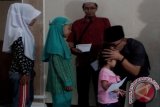 Pendiri dan Penanggung Jawab Organisasi Baldatun Center Sukabumi, Ade Dasep Zainal Abidin mencium anak yatim saat memberikan santuan kepada 41 anak yatim piatu di masjid Desa Sukamulya, Kecamatan Cikembar, Kabupaten Sukabumi, Jawa Barat. Aksi sosial ini merupakan agenda progam Jumat Keliling (Jumling) dengan memberikan santuan dan wakaf Al-Quran, kegiatan ini merupakan kegiatan kelima yang dilaksanakan oleh organisasi ini. (Foto Antara/Aditya A Rohman).