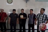 Pendiri dan Penanggung Jawab Organisasi Baldatun Center Sukabumi, Ade Dasep Zainal Abidin (kedua dari kiri) memberikan santuan kepada 41 anak yatim piatu dan waqaf 17 Al-Quran kepada pengurus masjid di Desa Sukamulya, Kecamatan Cikembar, Kabupaten Sukabumi, Jawa Barat. Aksi sosial ini merupakan agenda progam Jumat Keliling (Jumling) dengan memberikan santuan dan wakaf Al-Quran, kegiatan ini merupakan kegiatan kelima yang dilaksanakan oleh organisasi ini. (Foto Antara/Aditya A Rohman).