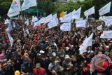 Buruh yang tergabung dalam Federasi Serikat Pekerja Metal Indonesia (FSPMI) melakukan aksi di depan Istana Merdeka, Jakarta, Sabtu (6/2). Aksi yang diikuti ribuan buruh itu untuk menolak pemutusan hubungan kerja terhadap buruh serta menuntut pemerintah mengantisipasi terjadinya PHK akibat tutupnya sejumlah pabrik di Indonesia. ANTARA FOTO/Wahyu Putro A/wdy/16