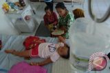 Balita penderita Demam Berdarah Dengue (DBD) mendapat perawatan di RSUD dr. Moh. Anwar, Sumenep, Jatim, Sabtu (6/2). Dalam sepekan terakhir penderita DBD di kabupaten itu tercatat 111 orang dengan korban meninggal dunia satu orang. Antara Jatim/Saiful Bahri/zk/16