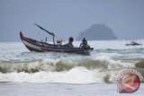 Nelayan memacu perahu menembus ombak perairan Pantai Blado, Munjungam, Tulungagung, Jawa Timur, Jumat (5/2). Nelayan nekat melaut meski cuaca buruk menyebabkan tangkapan ikan di daerah itu turun drastis atau paceklik ikan. Antara Jatim/Destyan Sujarwoko/zk/16